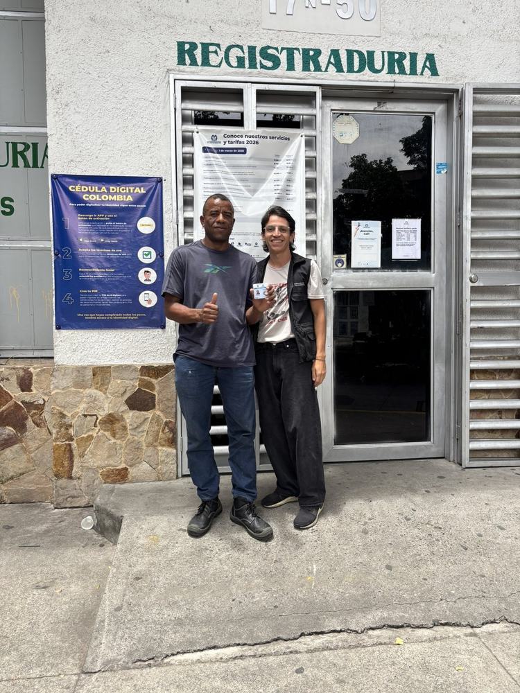 Jhon junto a una persona de Fundación Forma durante el acompañamiento en la Registraduría