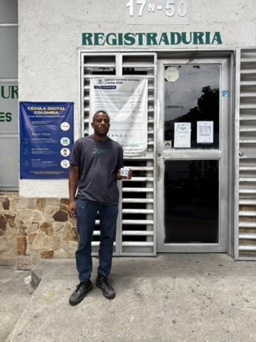 Jhon frente a la Registraduría después de iniciar el trámite de su cédula